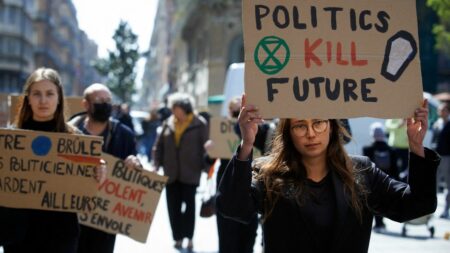 Environnement : on vous explique le concept de "droit des générations futures", que les militants écologistes tentent de défendre
          Saisi par des opposants au projet d'enfouissement de déchets nucléaires à Bure (Meuse), le Conseil constitutionnel doit décider si les conséquences à moyen et long terme des actions d'aujourd'hui peuvent être intégrées au droit actuel.
