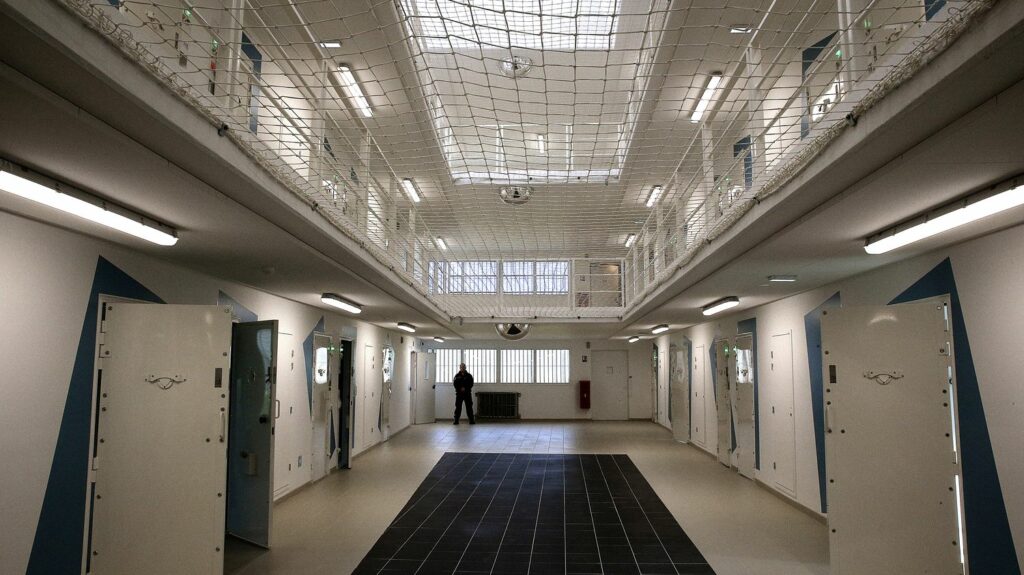 Prisons : un nombre de 74 342 détenus au 1er octobre, la densité carcérale globale s'établit à 122,2%
          La France dispose actuellement de 60 850 places dans ses prisons.