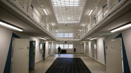 Prisons : un nombre de 74 342 détenus au 1er octobre, la densité carcérale globale s'établit à 122,2%
          La France dispose actuellement de 60 850 places dans ses prisons.