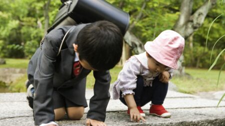 Japon : des élus veulent interdire aux parents de laisser leurs enfants seuls à la maison
                  Au nord de Tokyo, des élus veulent faire voter une ordonnance, la semaine du 9 octobre, pour interdire de laisser un enfant, de moins de neuf ans, sans la surveillance d’un adulte. Ils envisagent, également, de sanctionner les parents.