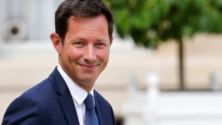 Élections européennes: François-Xavier Bellamy considéré ‘sans enthousiasme’ comme tête de liste LR Élections européennes : LR envisage "sans enthousiasme" de désigner François-Xavier Bellamy comme tête de liste
LR attend encore pour désigner sa tête de liste aux élections européennes du 9 juin prochain. Mais l'actuel chef de la délégation LR au Parlement européen François-Xavier Bellamy a des chances de finir par remporter la mise.