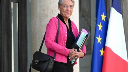 Élisabeth Borne menace de sanctions contre employeurs payant en dessous du SMIC Bas salaires : Élisabeth Borne menace de sanctionner les employeurs qui conservent des grilles de salaires en dessous du Smic
Élisabeth Borne reçoit, cette semaine, les syndicats et le patronat, en tête à tête, en prévision de la conférence sociale. La Première ministre souhaite notamment que les employeurs fassent un geste sur les bas salaires.