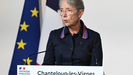 Elisabeth Borne refuse les logements pour les plus précaires dans quartiers prioritaires pour mixité sociale Emeutes : Elisabeth Borne ne veut plus attribuer de logements aux "personnes les plus précaires" dans les quartiers prioritaires, pour favoriser la mixité sociale
La Première ministre a présidé vendredi un comité interministériel des villes à Chanteloup-les-Vignes, dans les Yvelines, lors duquel elle a dévoilé des mesures plus sociales et structurelles aux difficultés des quartiers populaires.