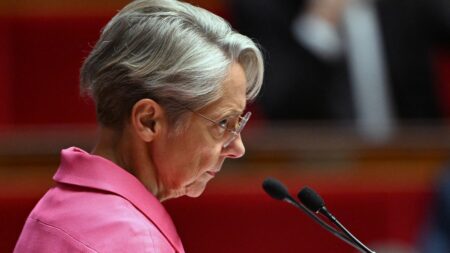 Emeutes : Elisabeth Borne annonce 100 millions d’euros pour accompagner les reconstructions Emeutes : une enveloppe de 100 millions d’euros "pourra être mobilisée" pour accompagner les reconstructions, annonce Elisabeth Borne
La Première ministre fait ses annonces en présence de nombreux maires, réunis jeudi dans le grand amphithéâtre de la Sorbonne, à Paris.