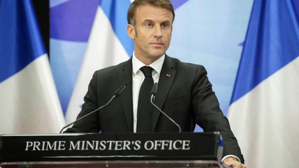 ÉDITO. Le déplacement d'Emmanuel Macron au Proche-Orient est aussi une visite de politique intérieure
          Si le déplacement du chef de l'État ne sera certainement pas suffisant pour bâtir une union nationale au sein de la classe politique, il doit contribuer à apaiser, temporairement, les tensions dans l’opinion.