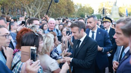 Emmanuel Macron ouvre la voie à l’autonomie de la Corse à Bastia, accueil enthousiaste mais prudent "Un discours à la Normande" : à Bastia, les engagements d'Emmanuel Macron sur l'autonomie de la Corse reçus avec enthousiasme et prudence
Le président de la République a ouvert la voie, jeudi, à une autonomie de la Corse, "ni contre l'Etat, ni sans l'Etat", et a donné six mois aux élus de l'île pour dégager un texte à proposer au Parlement.