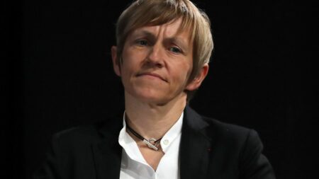 Emmanuelle Mignon, ex-conseillère de Sarkozy, nommée vice-présidente des Républicains pour élections 2024 Politique : Emmanuelle Mignon, ancienne conseillère de Nicolas Sarkozy, désignée vice-présidente des Républicains
Cette femme de 55 ans sera notamment chargée d'établir "le projet" du parti en vue des élections européennes en juin 2024.
