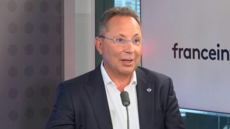 Entretien des voitures électriques : "On a des marges un peu plus faibles, mais on apporte plus de services", assure Eric Terefenko, président de Speedy
          Alors qu'il y a de plus en plus de voitures électriques en circulation, les garages ont dû investir en équipement, en savoir-faire, mais aussi en nouveaux services. Eric Terefenko, président de Speedy, vient nous faire part de son expérience.
