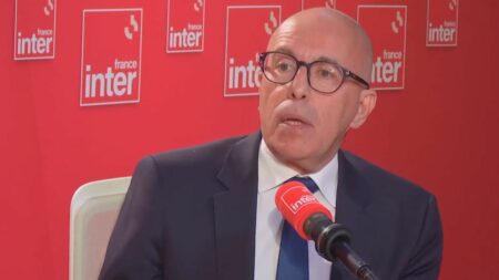 Éric Ciotti approuve coalition internationale contre Hamas proposée par Macron en guerre Israël-Hamas Guerre entre Israël et le Hamas : Éric Ciotti "approuve l'idée d'une coalition internationale" contre le Hamas défendue par Emmanuel Macron
Selon le président des Républicains, "le préalable à toute évolution diplomatique, c'est l'éradication du Hamas".