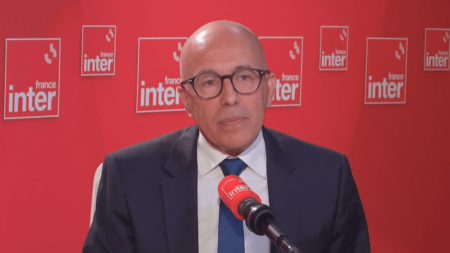 Éric Ciotti défend un amendement anti-subventions pour associations contre l’État en loi immigration Immigration : Éric Ciotti va défendre un amendement pour ne plus subventionner les associations "qui se retournent contre l'État"
Le président des Républicains dénonce également le projet de loi immigration et n'exclut pas de déposer une motion de censure si le gouvernement passe le texte en force.