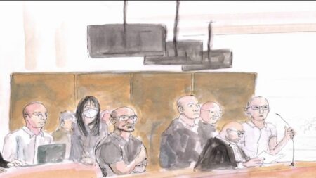 Procès de Rédoine Faïd : l'incroyable erreur de la justice qui a divulgué le visage d'un informateur
                  L'audience du procès de Rédoine Faïd a été suspendue, vendredi 6 octobre, après que la justice a divulgué par erreur le visage d'un informateur sur les écrans de la salle de jugement, auprès duquel la justice avait garanti l'anonymat.