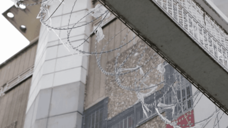 Justice : zoom sur les évasions de prison en France
          En 203, 16 détenus se sont évadés de leur lieu de détention. Seulement, il faut ajouter les détenus qui ne reviennent pas à temps lors de régimes de semi-liberté. Zoom sur les évasions en France.