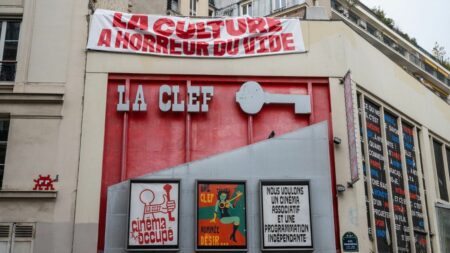Rachat du cinéma La Clef par son collectif de défense : une expo-vente se tient au Palais de Tokyo pour le financer
          Plus de 80 artistes ont fait don de près de 100 œuvres pour aider le collectif La Clef Revival à racheter cet emblématique cinéma parisien. Une expo-vente baptisée "Tout doit disparaître" rassemble leurs productions à découvrir les 28 et 29 octobre.