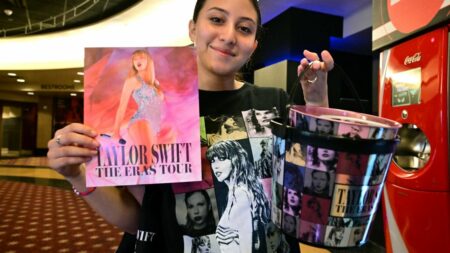 Aux États-Unis, ruée des fans de Taylor Swift au cinéma pour voir sa tournée filmée
                  Les "Swifties" se sont précipités pour voir le film de la tournée de leur idole, "Taylor Swift : The Eras Tour", en salles le 12 septembre, un jour avant la sortie initialement prévue.