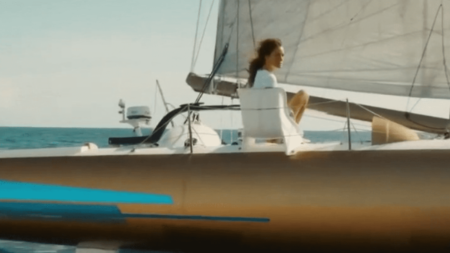 Cinéma : "Flo", un film qui retrace la vie de la navigatrice Florence Arthaud
          Le film "Flo", réalisé par Géraldine Danon, sort mercredi 1er novembre au cinéma. Il revient sur l'histoire de Florence Arthaud, une navigatrice de légende qui a été la première femme à participer et à remporter la Route du Rhum.