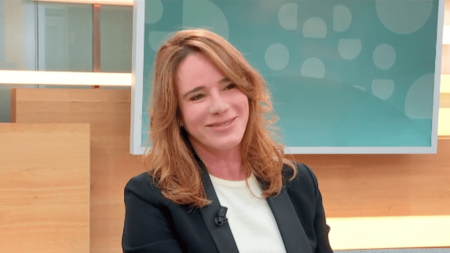 Cinéma : "C’est un vrai souffle de liberté", assure Géraldine Danon, la réalisatrice de "Flo"
          Le film "Flo", un biopic sur Florence Arthaud, sort en salles le 1er novembre. Une semaine avant sa sortie, la réalisatrice Géraldine Danon évoque ce "grand film d’aventures".