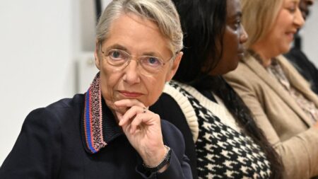 Fondation Abbé Pierre réagit aux annonces d’Elisabeth Borne sur la mixité sociale et le logement Mixité sociale et logement : "On est face à une fausse bonne idée qui pourrait avoir des conséquences lourdes", réagit la Fondation Abbé Pierre après les annonces d'Elisabeth Borne
Pour favoriser la mixité sociale, Elisabeth Borne a dit vendredi ne plus vouloir attribuer de logements aux "personnes les plus précaires" dans les quartiers prioritaires. "C'est double-peine : vous êtes mal logés, on reconnaît le fait que vous avez des difficultés, mais les logements les moins chers, vous ne pourrez pas y avoir droit", regrette la Fondation Abbé Pierre.