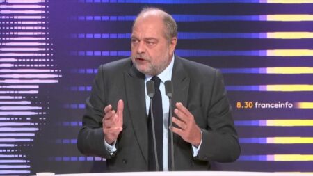 Garde des Sceaux se défend à procès: Aucune entrave à travail de ministre, Cour de Justice de la République Procès devant la Cour de justice de la République : "Cela n'a jamais entravé mon travail de ministre", affirme le garde des Sceaux
Le garde des Sceaux doit être jugé du 6 au 17 novembre prochain par la Cour de justice de la République.