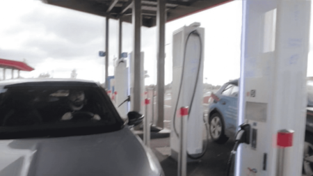 Voitures électriques : une enveloppe de 200 millions d’euros pour développer le réseau de bornes de recharge
          Vendredi 27 octobre, le gouvernement a annoncé une enveloppe de 200 millions d’euros pour développer le réseau de bornes de recharge publiques à travers la France.