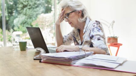 Inégalités Femmes Seniors Actives : Formation, Rémunération, Promotion Les femmes seniors actives : formation, écart de rémunération, possibilité de promotion
Malgré les lois et dispositifs, les femmes en fin de carrière souffrent toujours des inégalités de traitement par rapport aux hommes.