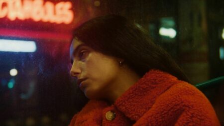 "Le Ravissement" d’Iris Kaltenbäck, subtile chronique du déraillement d'une femme en mal d'amour
                  Plusieurs mois après une rupture amoureuse, la vie de Lydia bascule. Dans "Le Ravissement", Iris Kaltenbäck dévoile ce bouleversement en s'appuyant sur la maestria de la comédienne Hafsia Herzi qui incarne son héroïne, Lydia, une sage-femme chevronnée.