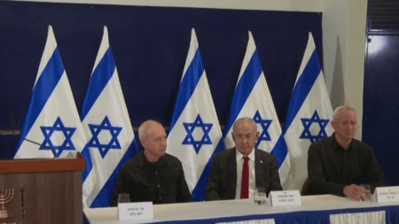 Israël-Hamas : Accord Nétanyahou-Gantz pour un gouvernement d’urgence et un cabinet de guerre Guerre Israël-Hamas : un "gouvernement d'urgence" et un cabinet de guerre annoncés
Benyamin Nétanyahou a trouvé un accord avec son opposant, Benny Gantz, pour former un gouvernement d'urgence. Mercredi, il a aussi présenté aux côtés de son allié un cabinet de guerre aux larges prérogatives.