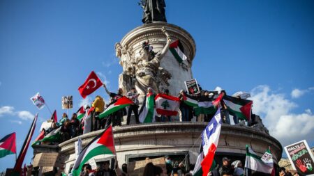 Israël-Hamas Guerre: 15K personnes soutiennent les Palestiniens à Paris, d’après la Préfecture de Police Guerre entre Israël et le Hamas : 15 000 personnes rassemblées à Paris en soutien aux Palestiniens, selon la préfecture de police
Il s'agissait de la première manifestation propalestinienne dans la capitale à ne pas avoir initialement fait l'objet d'une interdiction par la préfecture de police.