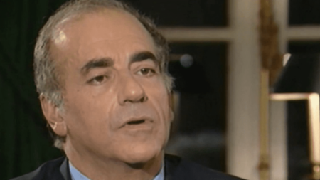 Jean-Pierre Elkabbach Décédé: Retrospective sur sa Longue Carrière Journalistique Provacatrice Mort de Jean-Pierre Elkabbach : retour sur sa longue carrière de journaliste
Jean-Pierre Elkabbach est mort mardi 3 octobre à l'âge de 86 ans. Le journaliste au style provocateur aura couvert tous les événements politiques de son temps.