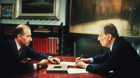 Jean-Pierre Elkabbach et sa relation complexe avec le Président Mitterrand : Retour sur leur histoire Mort de Jean-Pierre Elkabbach : retour sur sa relation avec le président Mitterrand
Parmi les personnalités politiques croisées par Jean-Pierre Elkabach, il y a François Mitterrand. Entre le journaliste et le président socialiste, c'est une relation complexe qui s'est s'installée.