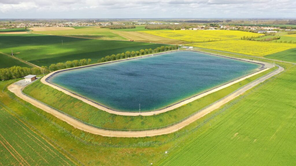 "Méga-bassines" : cinq questions sur l'annulation par la justice de deux projets de quinze retenues d'eau en Poitou-Charentes
                  Le tribunal administratif de Poitiers a jugé que ces réserves dites de substitution étaient "surdimensionnées" et inadaptées "aux effets du changement climatique".