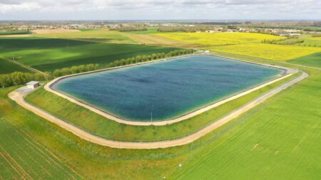 "Méga-bassines" : cinq questions sur l'annulation par la justice de deux projets de quinze retenues d'eau en Poitou-Charentes
                  Le tribunal administratif de Poitiers a jugé que ces réserves dites de substitution étaient "surdimensionnées" et inadaptées "aux effets du changement climatique".