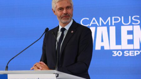 Laurent Wauquiez, candidat présidentiel de 2027, promet succès collectif avec position anti-écolo ÉDITO. Le positionnement anti-écolo de Laurent Wauquiez pour la présidentielle de 2027
Le président LR de la région Auvergne-Rhône-Alpes, Laurent Wauquiez, a fait dimanche un pas en avant pour sa candidature à l'Élysée, promettant de vouloir conduire la droite vers "un grand succès collectif" en 2027. Il souhaite de plus que sa région sorte du dispositif "zéro artificialisation nette".