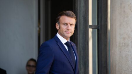 Macron convoque chefs de partis à l’Élysée concernant le conflit Hamas-Israël, allocution à 20h ÉDITO. Guerre entre le Hamas et Israël : Emmanuel Macron invite les chefs de partis à l'Élysée
Le chef de l'État reçoit, jeudi 12 octobre, tous les chefs de partis politique pour faire le point sur la situation au Proche-Orient, avant une allocution télévisée à 20 heures. Le président veut tenter d'apaiser le climat du débat public.