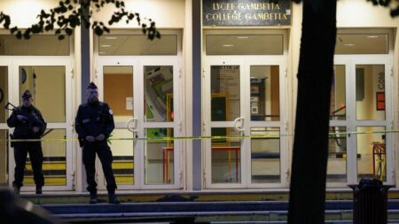 Macron demande réévaluation des dossiers de radicalisés expulsables après attentat à Arras Attentat à Arras : Emmanuel Macron demande aux préfets de réévaluer les dossiers des personnes inscrites au fichier des radicalisés expulsables
Après l'assassinat d'un enseignant à Arras, l'Elysée et le gouvernement veulent que toutes les situations individuelles soient réexaminées, en particulier celles des personnes en situation irrégulière.