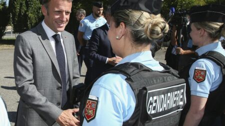 Macron promet 3 500 gendarmes supplémentaires sur France 3; interview sur sécurité, ruralité "Il y aura 3 500 gendarmes de plus dans les années qui viennent", promet Emmanuel Macron sur France 3
Le chef de l'Etat a accordé une interview conjointe sur toutes les antennes de France 3 à 19h15 sur les thématiques de ruralité et sécurité.