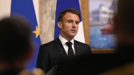 Macron vise à stopper l’escalade entre Israël et Hamas lors de sa visite au Proche-Orient Guerre entre Israël et le Hamas : "Mon objectif était de stopper l'escalade", affirme Emmanuel Macron en conclusion de sa visite au Proche-Orient
"Nous avons une responsabilité collective (...) J'espère avoir convaincu chacun", a affirmé le chef de l'Etat en défendant son initiative de coalition internationale pour la paix.