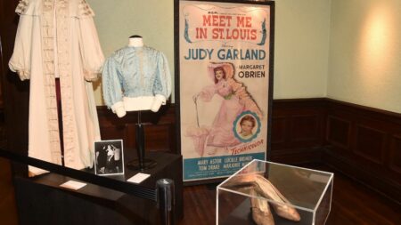 "Magicien d'Oz" : un Américain de 76 ans plaide coupable d'avoir volé les souliers rouges de Judy Garland
                  Les fameuses chaussures pailletées, aux reflets vermeil, avaient mystérieusement disparu en 2005 du musée Judy Garland de Grand Rapids, la ville natale de l'actrice, dans le Minnesota.