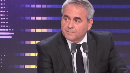 Marine Le Pen appelle à la démission de Gérald Darmanin; Xavier Bertrand s’agace : ‘Les extrêmes n’ont rien à proposer’ Appel à démission de Gérald Darmanin par Marine Le Pen : "Y en a marre de ces vautours que sont ces extrêmes", s'agace Xavier Bertrand
Après l'attentat d'Arras vendredi dernier, Marine Le Pen a appelé à la démission du ministre de l'Intérieur. "Elle n'a que ça à proposer ? Les extrêmes n'ont rien à proposer", répond ce lundi Xavier Bertrand, le président LR de la région Hauts-de-France.