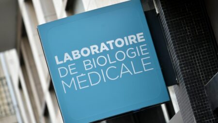 Minima salariaux sous le SMIC dans certaines branches nuisent au pouvoir d’achat, sujet de conférence "Nos salaires n'ont plus aucun sens aujourd'hui" : dans certaines branches, les minima sous le smic plombent le pouvoir d'achat
Ce sera l'un des sujets de la conférence sociale sur les bas salaires, lundi : les grilles qui fixent les salaires les plus bas de chaque profession. Beaucoup sont sous le smic, comme la branche des laboratoires d’analyses médicales.