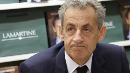 Mise en examen de Sarkozy: refuse de commenter pendant dédicace de livre à Neuilly-sur-Seine Nicolas Sarkozy, en dédicace à Neuilly-sur-Seine pour son livre, refuse de commenter sa mise en examen
L'ancien président a été mis en examen vendredi pour recel de subornation de témoin et association de malfaiteurs en vue de la préparation d'escroqueries au jugement en bande organisée.