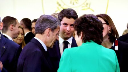 Nicolas Sarkozy reste fréquentable en Macronie malgré nouvelles mises en examen "Quand il n'est pas à la barre, il est à table" : Nicolas Sarkozy toujours fréquentable, même en Macronie, malgré les mises en examen
L'ancien président de la République Nicolas Sarkozy a été de nouveau mis en examen vendredi 6 octobre, cette fois-ci dans l'enquête sur la rétractation de Ziad Takkieddine. Pourtant, l'ex-président continue d'être reçu par Emmanuel Macron et des ministres.