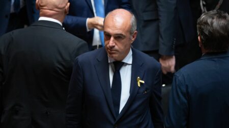 Patron des députés LR, Olivier Marleix, exige un bilan judiciaire des émeutes urbaines à Élisabeth Borne INFO FRANCE INFO : Émeutes urbaines : le patron des députés LR Olivier Marleix réclame un bilan judiciaire à Élisabeth Borne
La droite voudrait vérifier que le discours de fermeté de l'exécutif au moment des émeutes a bien été suivi d'effets. Le patron du groupe Les Républicains à l'Assemblée vient d'écrire, mercredi, à Élisabeth Borne pour le savoir, c'est l'info du brief.