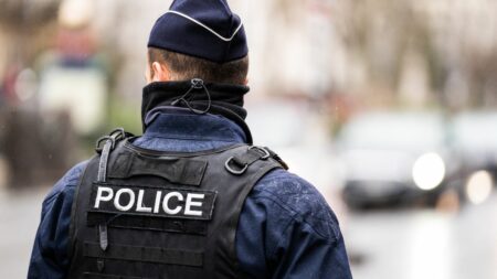 Une personne en garde à vue dans des "conditions indignes" peut être remise en liberté, juge le Conseil constitutionnel
                  Les Sages avaient été saisis par des avocats pénalistes afin d'imposer des garanties légales pour contraindre les autorités à assurer des conditions dignes aux gardés à vue.