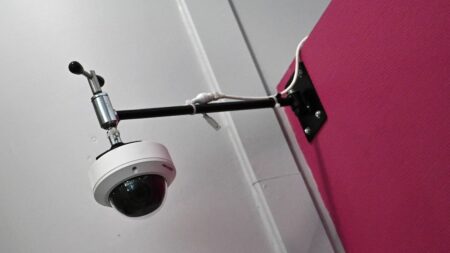 Plan gouvernemental pour la sécurité des professionnels de santé: vidéosurveillance, alerte, amélioration des flux Vidéosurveillance, bouton d'alerte, amélioration des flux de patients : le gouvernement présente son plan pour la sécurité des professionnels de santé
Dans ce plan de 42 mesures dévoilé vendredi pour faire face aux violences subies par les soignants, plusieurs mesures concernent la sécurité des bâtiments, selon les informations recueillies par France Inter.