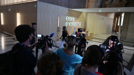 Procès de Rédoine Faïd : les dix écrans de la salle d’audience resteront éteints après la diffusion du visage d'un accusé protégé
                  Lors du procès, jeudi 5 octobre, le visage d’un informateur, dont la justice avait garanti de protéger l’anonymat, est apparu soudainement sur les écrans de la salle d'audience.