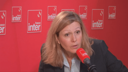 Projet de loi immigration : refus du 49-3 par la présidente de l’Assemblée, débat dès le 6 novembre au Sénat Projet de loi immigration : "Je ne souhaite pas que nous passions au 49-3 sur ce texte", confie la présidente de l'Assemblée nationale
L'examen du texte commence le 6 novembre au Sénat. Le gouvernement n'est pas certain d'obtenir la majorité.