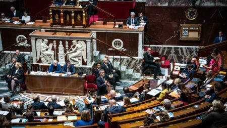 Questions à l’Assemblée Nationale: Ministres confrontés aux interrogations des élus Politique : suivez les questions au gouvernement à l'Assemblée nationale
Les ministres devront faire face aux interrogations des élus de l'opposition et de la majorité pour la deuxième fois depuis leur retour dans l'Hémicycle.