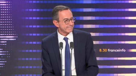 Réforme constitutionnelle avec plusieurs sujets menacée, selon le chef des sénateurs LR Une réforme constitutionnelle "n'a aucune chance" de passer "si elle charrie plusieurs sujets", prévient le chef de file des sénateurs LR
Emmanuel Macron a dit ce mercredi souhaiter plusieurs évolutions de la Constitution. "Je veux que cette révision soit utile à la France", "justement, sur l'IVG, c'est le cas typique où ça n'est pas utile", estime ce jeudi le président du groupe LR au Sénat.