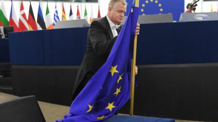 Renaissance et le RN visent à surclasser d’autres partis aux élections européennes Élections européennes : Renaissance et le RN rêvent d'éclipser les autres partis
À huit mois des élections européennes, Renaissance organise ce week-end à Bordeaux son campus de rentrée axé sur l'Europe. Au-delà du parti présidentiel, tous les partis sont en préchauffe pour la campagne.