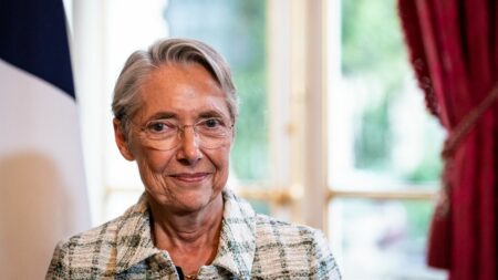 Réponses d’Elisabeth Borne fin octobre aux maires des 500 villes les plus touchées par les émeutes Elisabeth Borne apportera "fin octobre" des réponses aux maires des 500 villes les plus touchées lors des émeutes
Matignon fixe ce rendez-vous alors que la Première ministre doit présider, demain, un Conseil national de la refondation consacré au sujet.